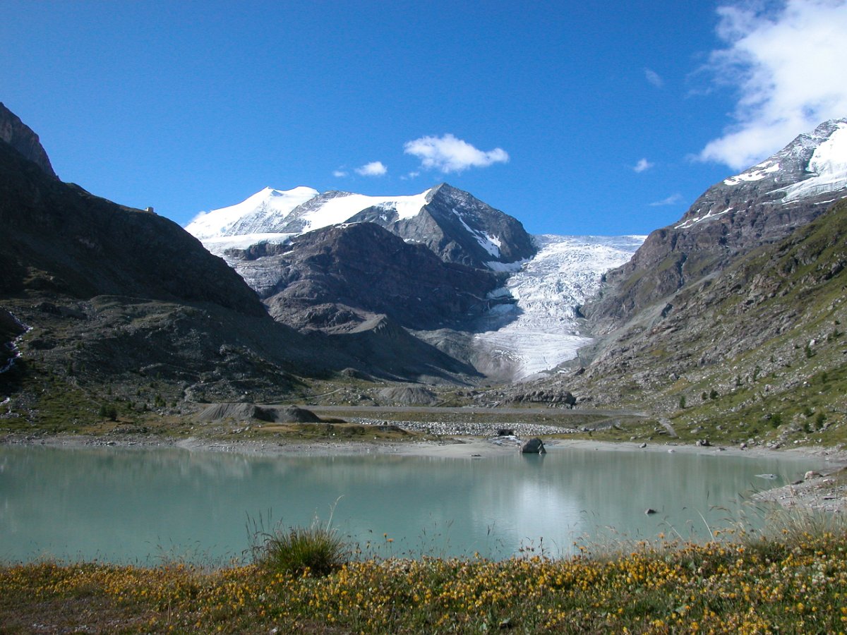 Wallis 2005 085.jpg - Turtmanntal mit Staumauer, Hütte, Bishorn und Gletscher.